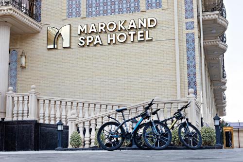 um grupo de bicicletas estacionadas em frente a um hotel em Marokand Spa Hotel em Samarkand