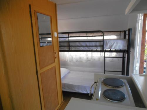Dviaukštė lova arba lovos apgyvendinimo įstaigoje Oasis Country Park