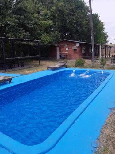 Dos personas nadando en una piscina azul en Quinta Jeronima San Vicente 10 personas en San Vicente