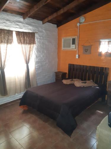1 dormitorio con 1 cama en una habitación con ventana en Quinta Jeronima San Vicente 10 personas en San Vicente