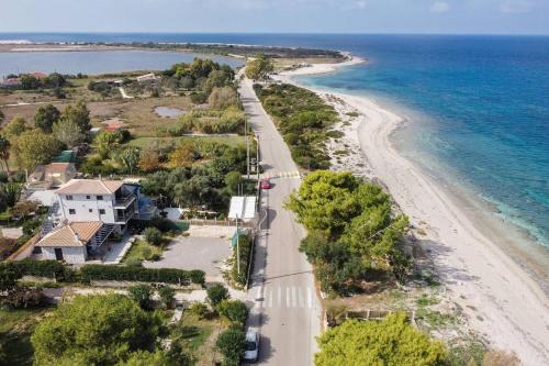z góry widok na dom i plażę w obiekcie villa on the sea w mieście Ayía Marína