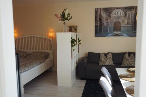 ein Wohnzimmer mit einem Sofa und einem Tisch in der Unterkunft unique: cozy - balcony - kitchen - netflix in Bremen