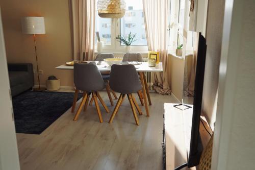 uma mesa de jantar e cadeiras num quarto em unique: cozy - balcony - kitchen - netflix em Bremen