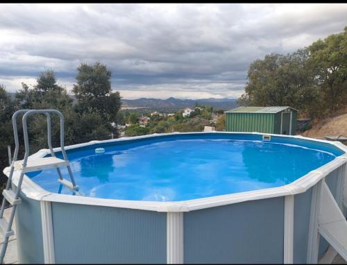 ein großer Pool auf dem Dach eines Hauses in der Unterkunft Villa silvestre in Toledo