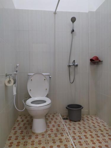 e bagno con servizi igienici e cabina doccia. di Ndalem Gorongan Guesthouse a Yogyakarta