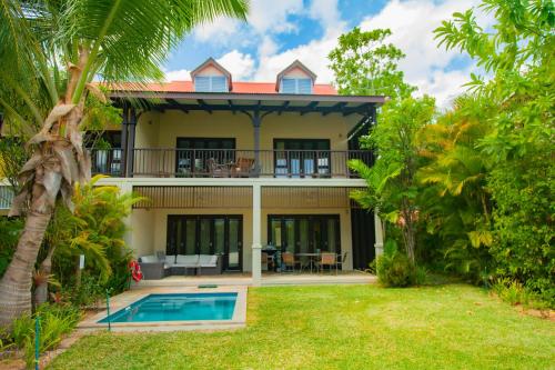 una vista exterior de una casa con piscina en Maison La Plage by Simply-Seychelles, en Eden Island