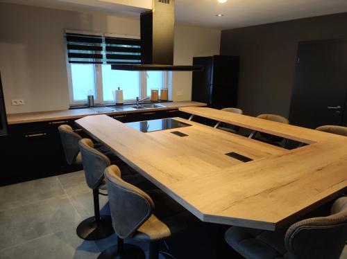 a conference room with a large wooden table and chairs at Gîte La Renéade in Foyr