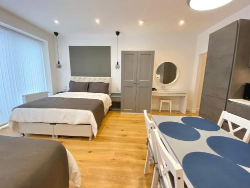 1 dormitorio con 2 camas y mesa con sillas en Goodwin St en Londres