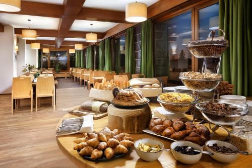 a buffet of food on a table in a restaurant at Hotel Srdiečko in Tale