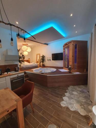 Cette grande chambre dispose d'un bain à remous. dans l'établissement L'escapade Romantique, à Dreuil-lès-Amiens