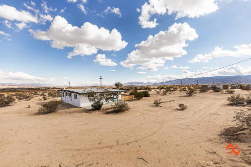 Desert Escape I Cowboy Bathtub I Fire Pit & Piano
