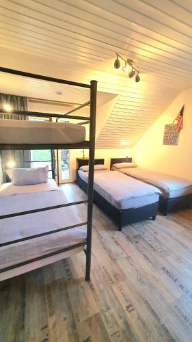 a bedroom with two bunk beds in a room at FRANKES LODGE Apartment mit Garten, 6 Einzelbetten, Parkplatz in Essen