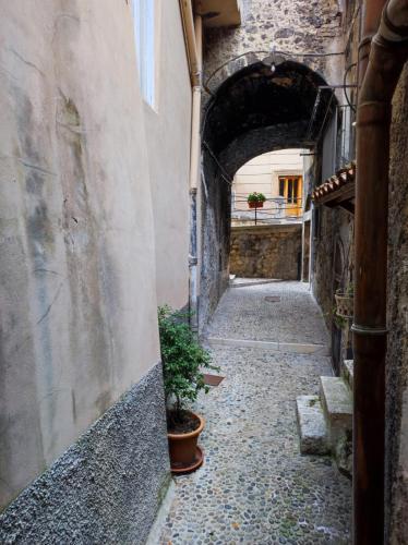 an alley with an archway in an old building at Casa Scanno centro storico in Scanno