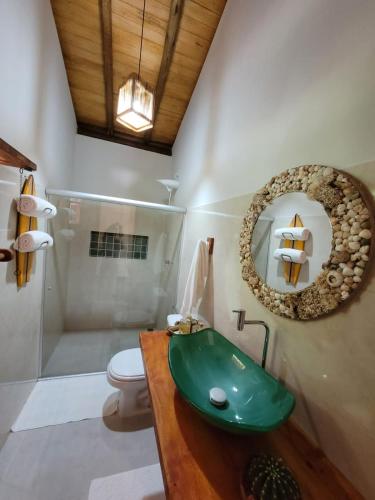 a bathroom with a green sink and a toilet at Bons Ventos Camping e Glamping in Barra Grande