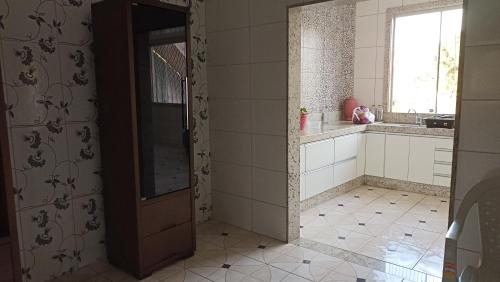 Een badkamer bij Quarto com ar condicionado em Ubá