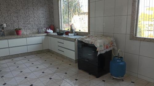 Een keuken of kitchenette bij Quarto com ar condicionado em Ubá