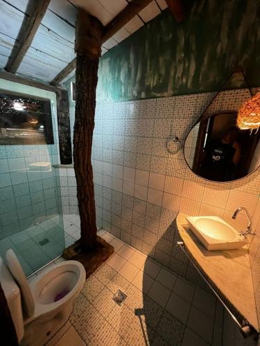baño con aseo y árbol en Chalezinho Na Mata Cipó Luxo - Inesquecível (privativo na mata e no centro da serra), en Santana do Riacho