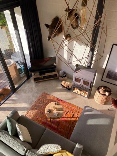 een woonkamer met een bank en een tapijt bij Le petit ours de Coo in Stavelot