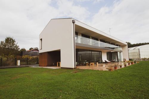 Το κτήριο όπου στεγάζεται  the country house
