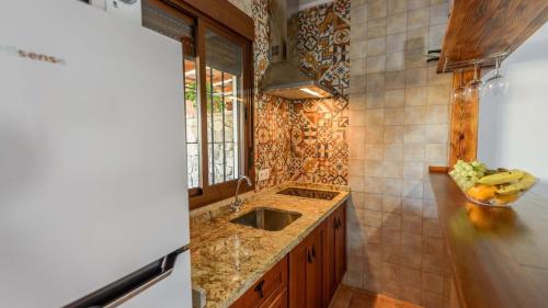 A kitchen or kitchenette at Apto El Descanso II Conil de la Frontera by Ruralidays