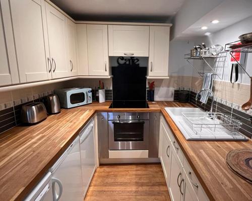 Η κουζίνα ή μικρή κουζίνα στο Halwell House - A Spacious Quiet Apartment