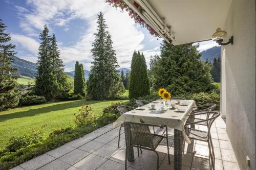 Ein allgemeiner Bergblick oder ein Berglick von des Ferienhauses aus