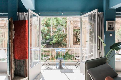 Central and Comfy with Private Balcony and Rooftop Access - CT3