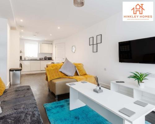 sala de estar con sofá y mesa en Modern Townhouse - Free Gated Parking - City Centre - 5 ! By Hinkley Homes Short Lets & Serviced Accommodation en Liverpool