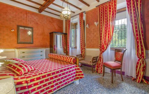 ein Schlafzimmer mit einem Bett und einem Stuhl darin in der Unterkunft La Ferriera Villa da Sogno in Castel Focognano