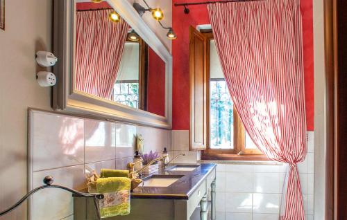 cocina con fregadero y ventana en La Ferriera Villa da Sogno, en Castel Focognano