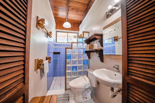 La salle de bains est pourvue de toilettes et d'un lavabo. dans l'établissement Azania Oasis, à Puerto Viejo