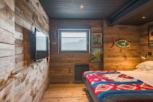 מיטה או מיטות בחדר ב-Lark Rise by Bloom Stays