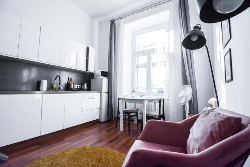 uma sala de estar com um sofá e uma mesa em LION apartments - LaBA em Cracóvia