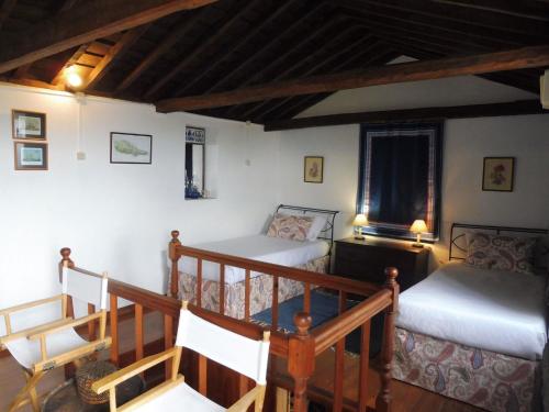 una habitación con 2 camas y una escalera en una casa en Holiday home in Praínha, Pico, Azores, en Prainha de Cima