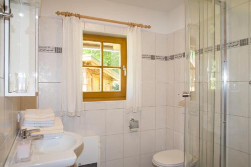巴德伊舍的住宿－Ferienhaus Salzkammergut，浴室配有卫生间、盥洗盆和淋浴。
