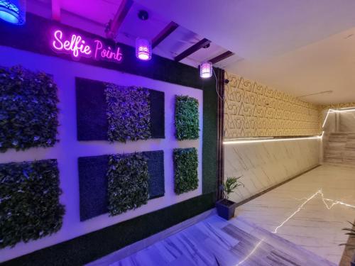 um quarto com uma parede coberta de plantas verdes em Hotel Shanti Grand Inn em Gorakhpur