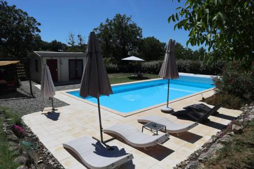 Piscina en o cerca de Villa de 5 chambres avec piscine privee spa et jardin clos a Gaujac a 9 km de la plage