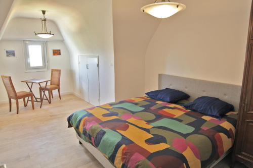 1 dormitorio con 1 cama, mesa y sillas en Mer, belle vue, emplacement parfait, fonctionnel, en Penmarch