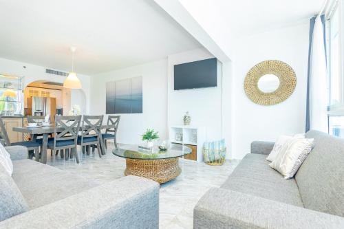 uma sala de estar com um sofá e uma mesa em Girasole Rentals em Miami Beach