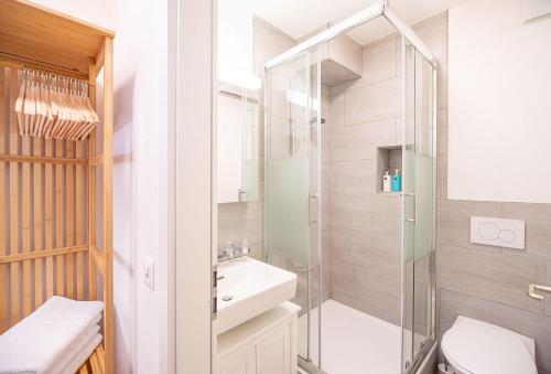 a bathroom with a shower and a toilet and a sink at one bedroom apartment in trendy Zurich West in Zürich