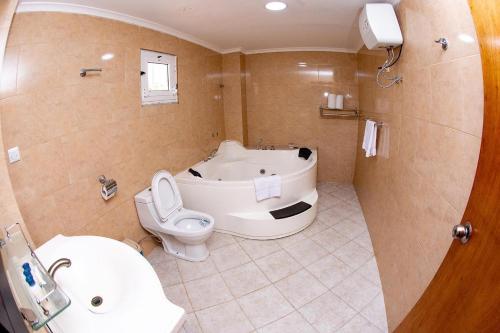  Brisotel - Beira Mar -  Chambre  photo :   Tea/Coffee maker    Minibar    Bath                           