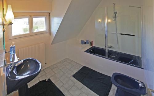 a bathroom with two sinks and a shower at Mer, belle vue, emplacement parfait, fonctionnel in Penmarch