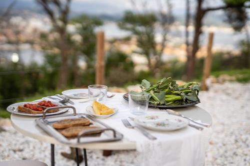 une table blanche avec des assiettes de nourriture dans l'établissement Agriturismo Belvedere 9, à La Spezia