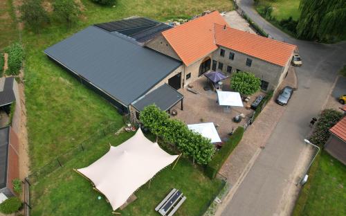 an overhead view of a house with a roof at VET - Bed & Breakfast in Beek