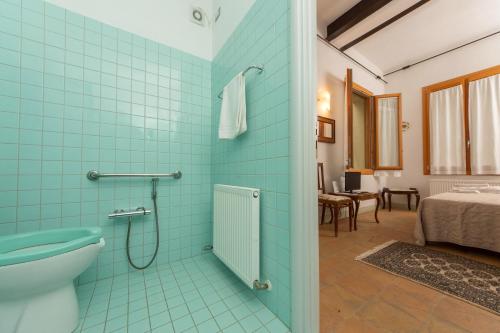 La salle de bains est pourvue d'une douche et de toilettes. dans l'établissement Campanacci Agriturismo, à Faenza