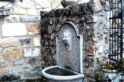 a statue of a toilet in a stone wall at Il Castello in Petralia Sottana