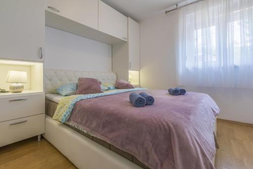 um quarto com uma cama com duas toalhas azuis em KOTVICA em Selce