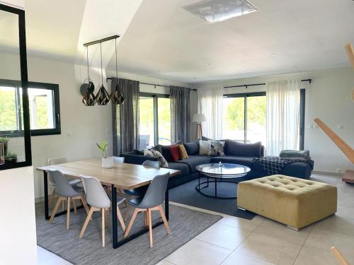 Photo de la galerie de l'établissement Villa spacieuse avec piscine à Deyme - 150 m², à Deyme