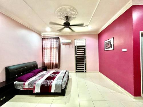a bedroom with a bed and a ceiling fan at Grand Homestay Kulim 4-Bedroom in Lunas