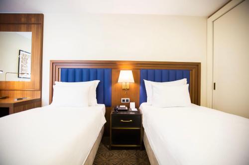 Postel nebo postele na pokoji v ubytování Ramada Plaza Sultanahmet By Wyndham